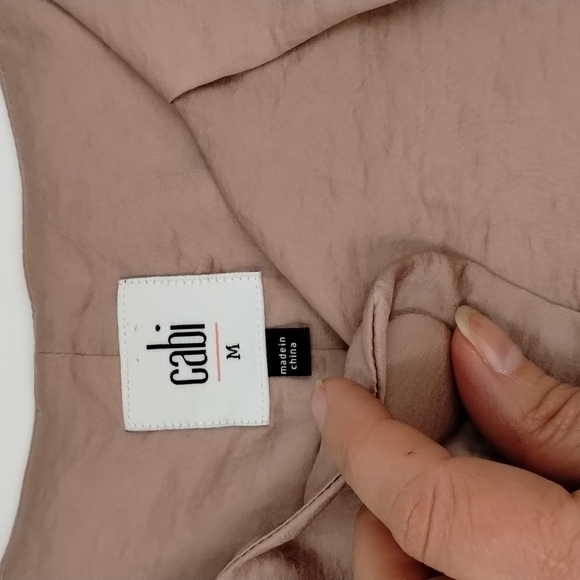 CABI One button Blouse sleeveless size medium maybe pink color satin - Picture 9 of 11